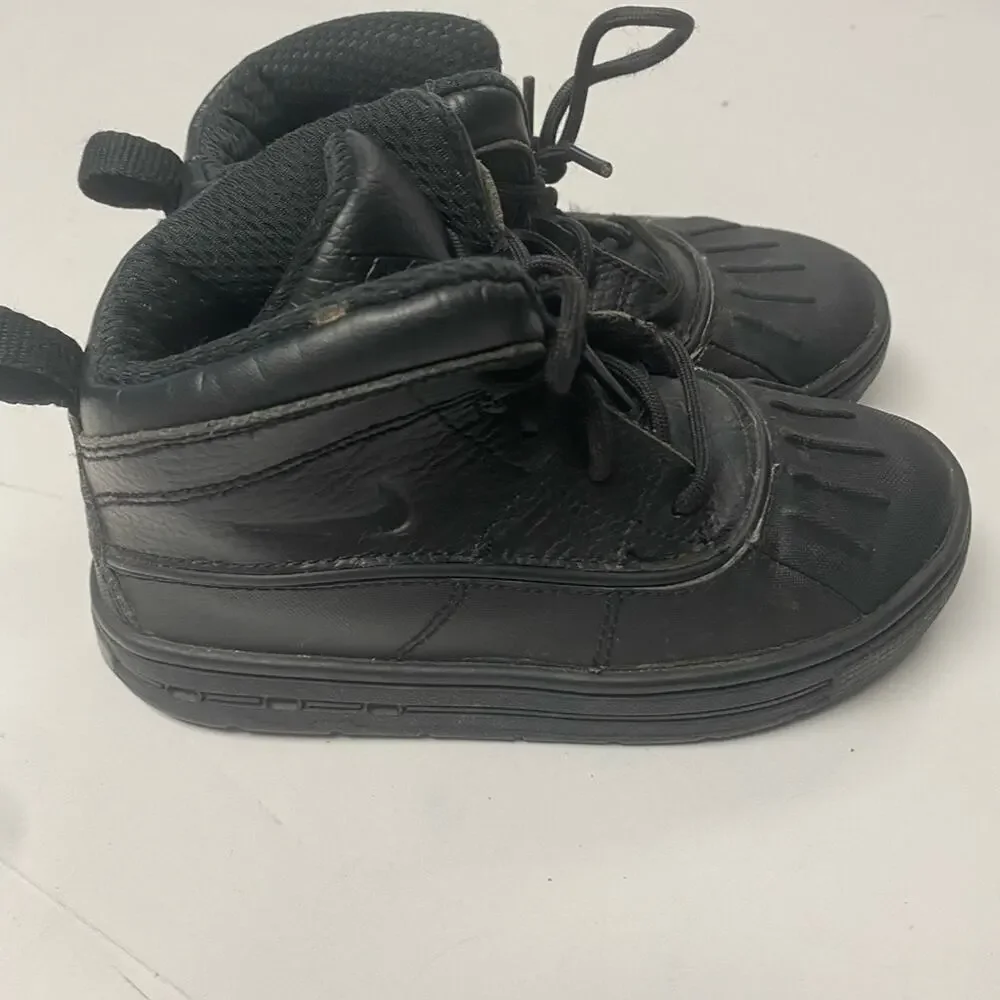 NIKE BOYS SNEAKER SIZE 8